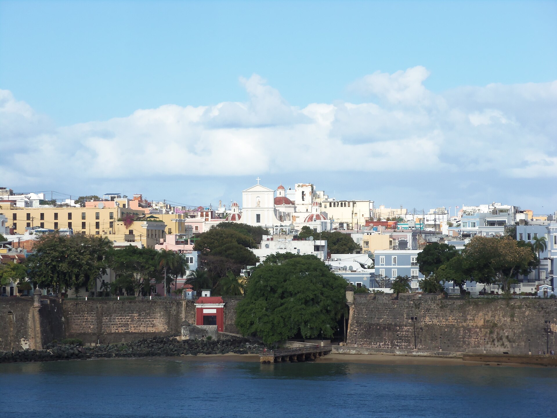 La muralla y los techos del Viejo San Juan vistos desde la bahía